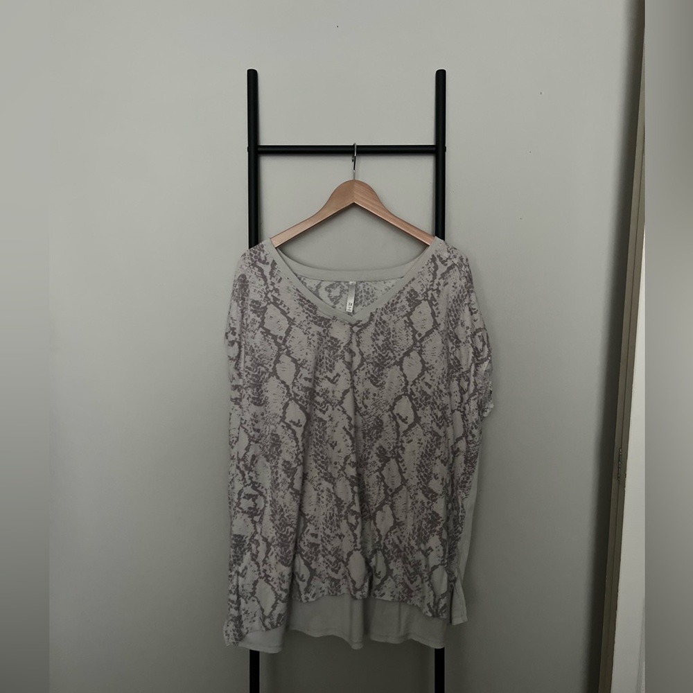 LLR Gabby V-Neck Rib Mix T